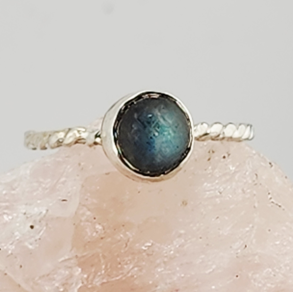 LABRADORITE HANDMADE RING WITH A TWISTED RING BAND UNISEX SIZE 7 - Picture 4 of 9